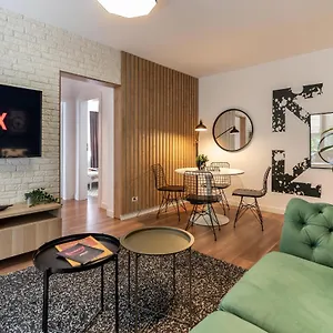 Downtown Retreat: Spacious 2-br By Unirii Square Apartament